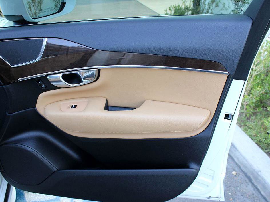 Used 2016 Volvo XC90 T6 Momentum image 28