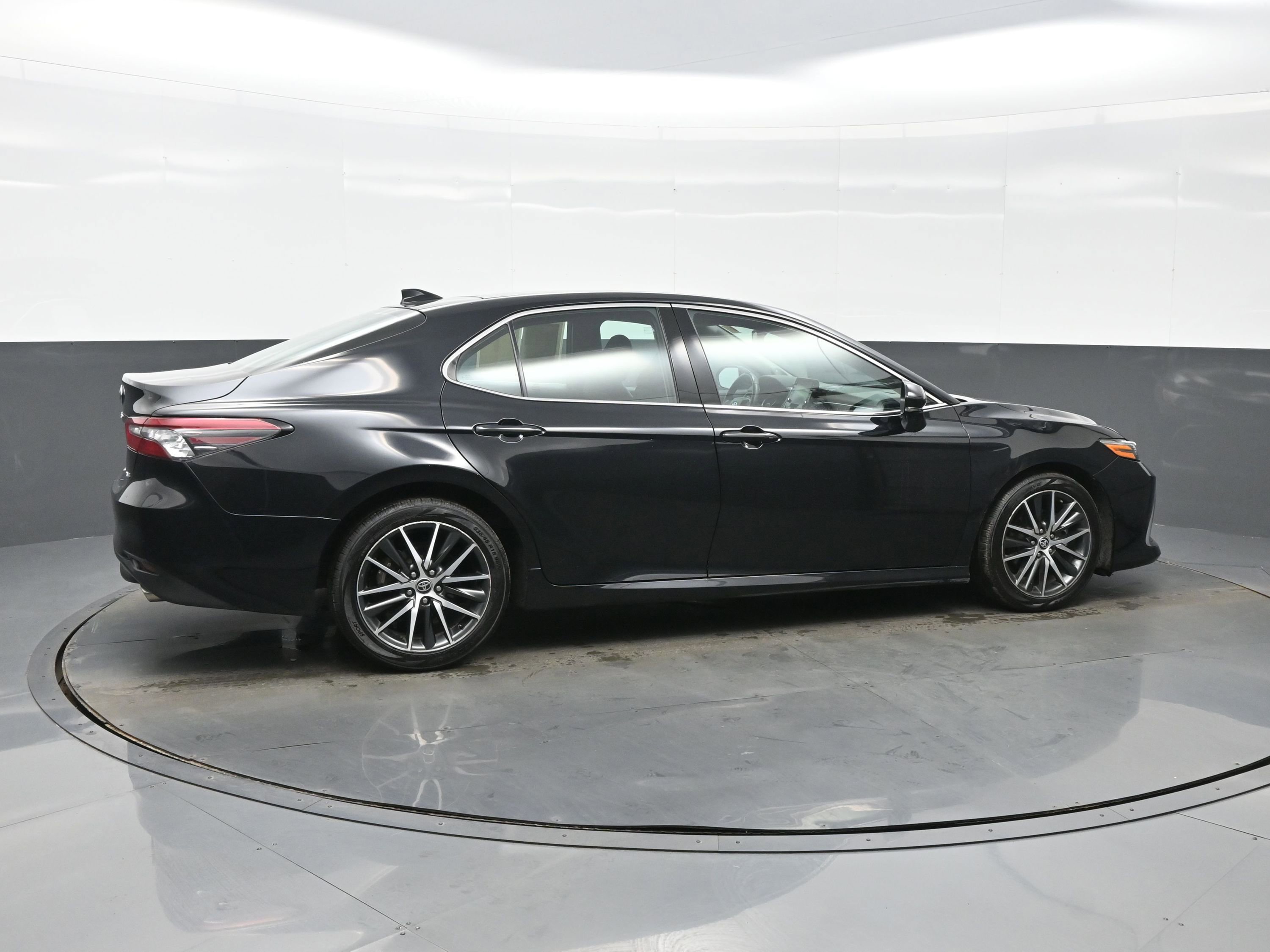 Used 2024 Toyota Camry XLE FWD image 9