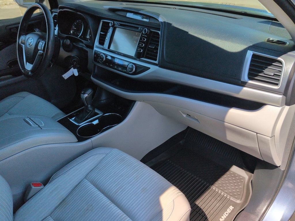 Used 2017 Toyota Highlander Plus AWD/4WD image 24