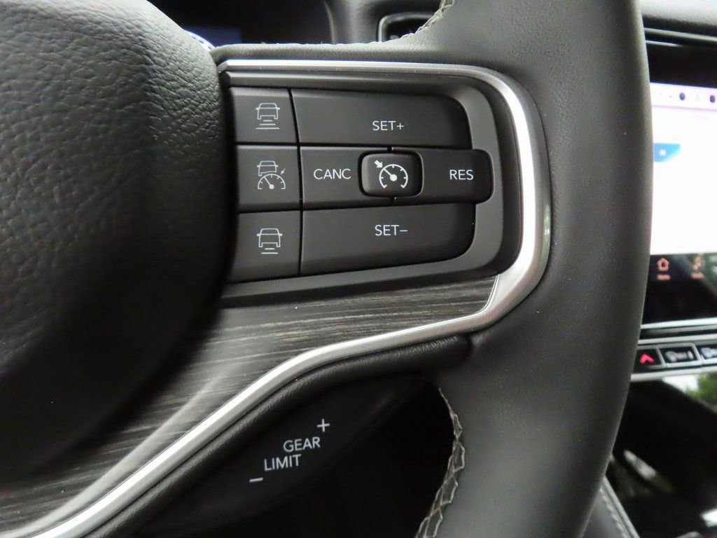 Certified 2024 Jeep Wagoneer L Series II w/ Flexible Seating Group image 28