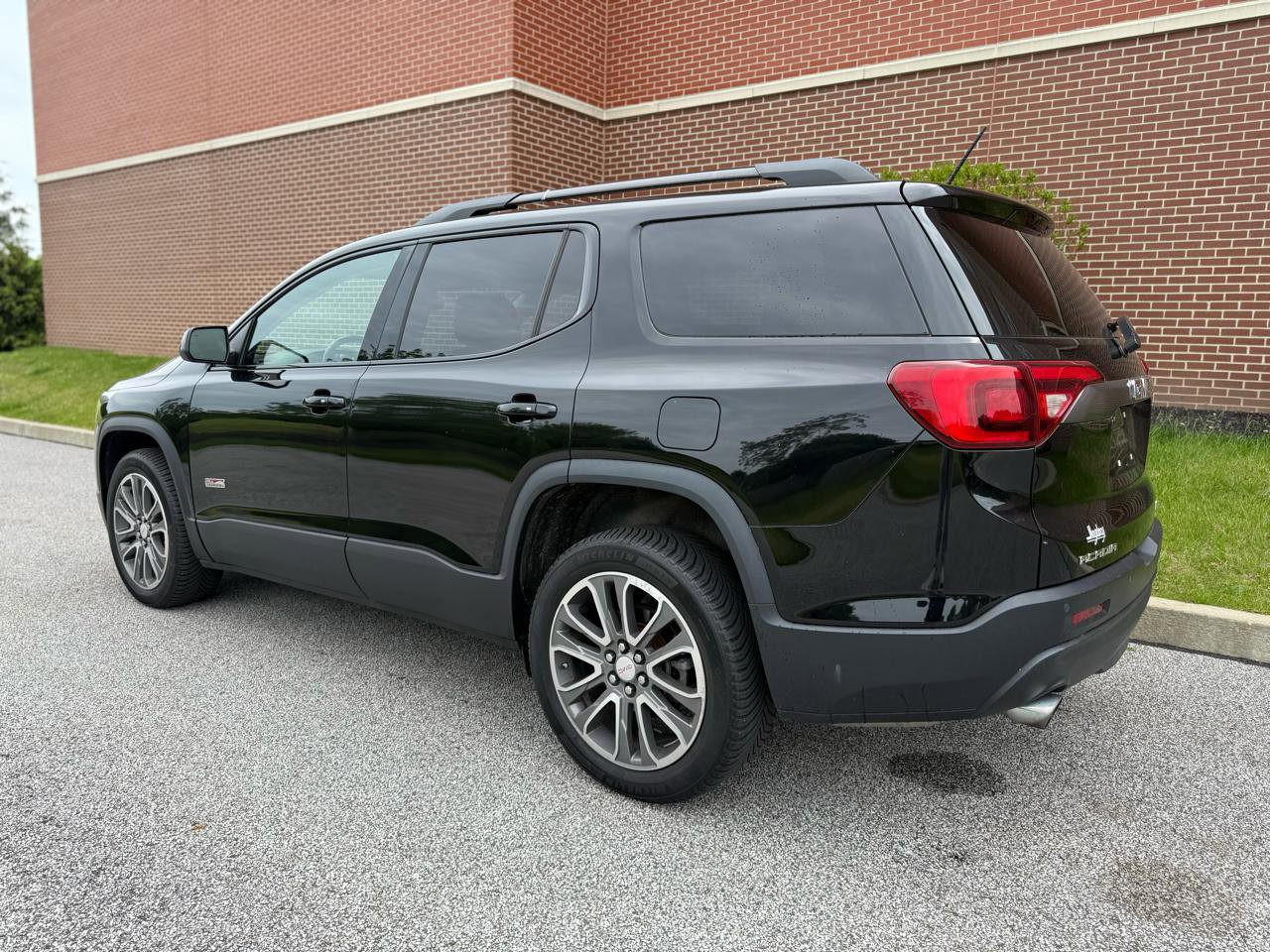Used 2017 GMC Acadia SLT AWD/4WD image 10