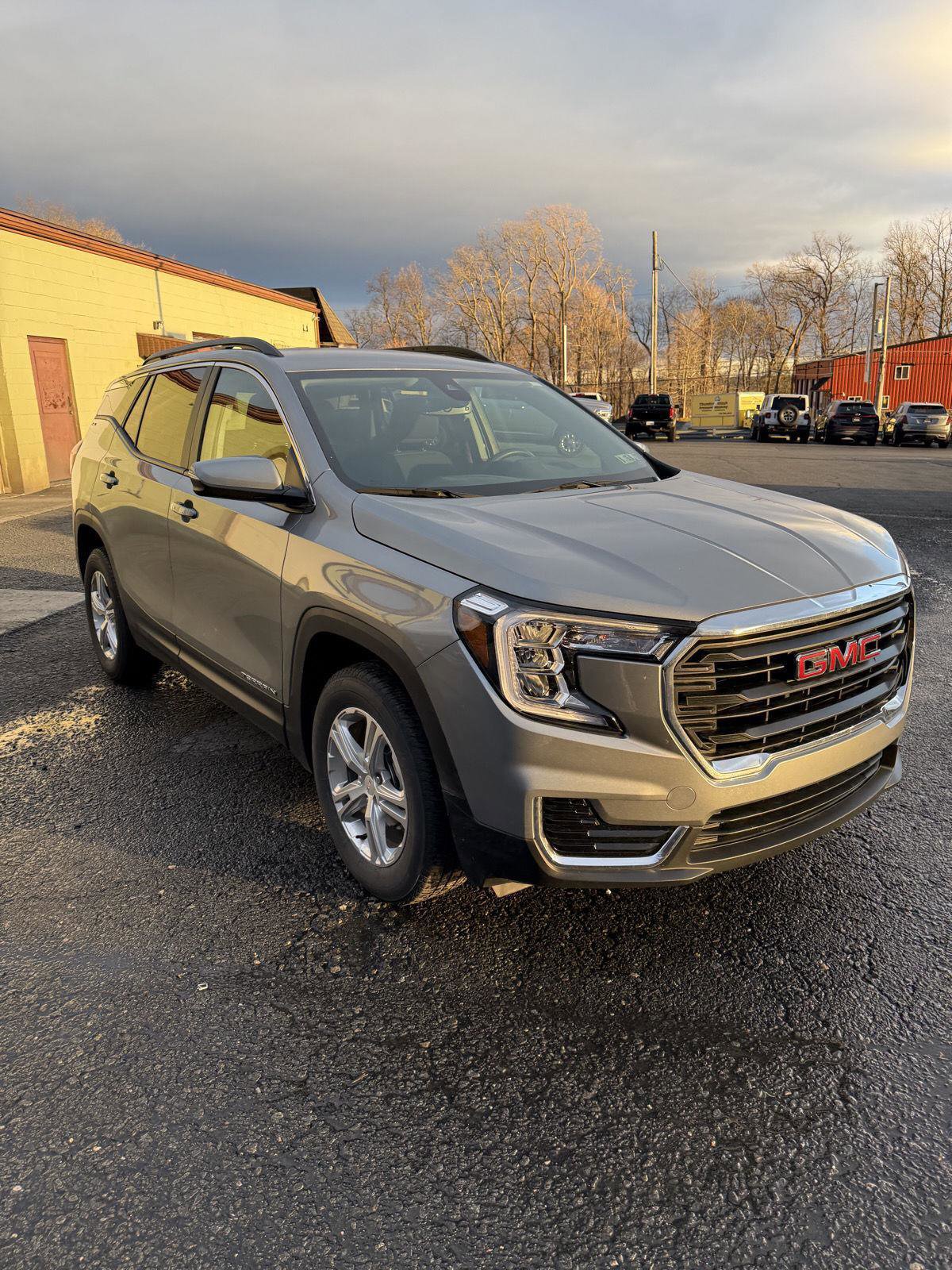 Used 2024 GMC Terrain SLE w/ Driver Convenience Package image 1