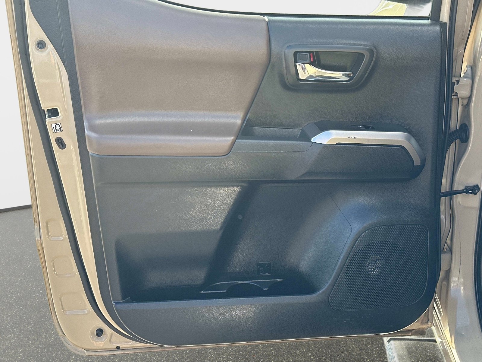 Used 2017 Toyota Tacoma Limited image 11