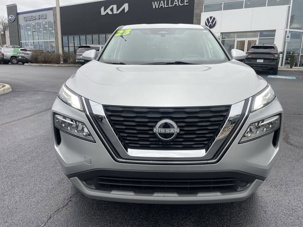 Used 2023 Nissan Rogue SV image 2