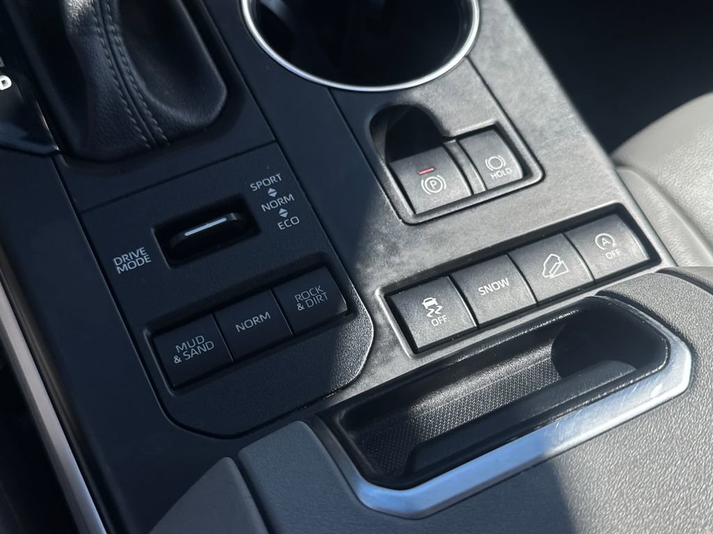 Used 2022 Toyota Highlander XLE AWD/4WD image 29