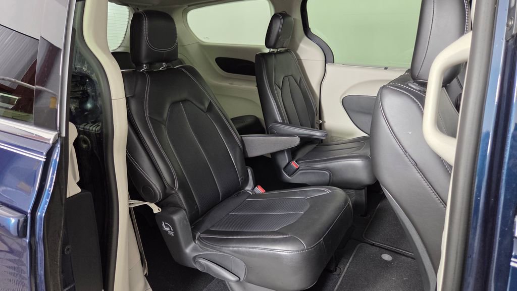 Used 2024 Chrysler Pacifica Touring-L FWD image 30