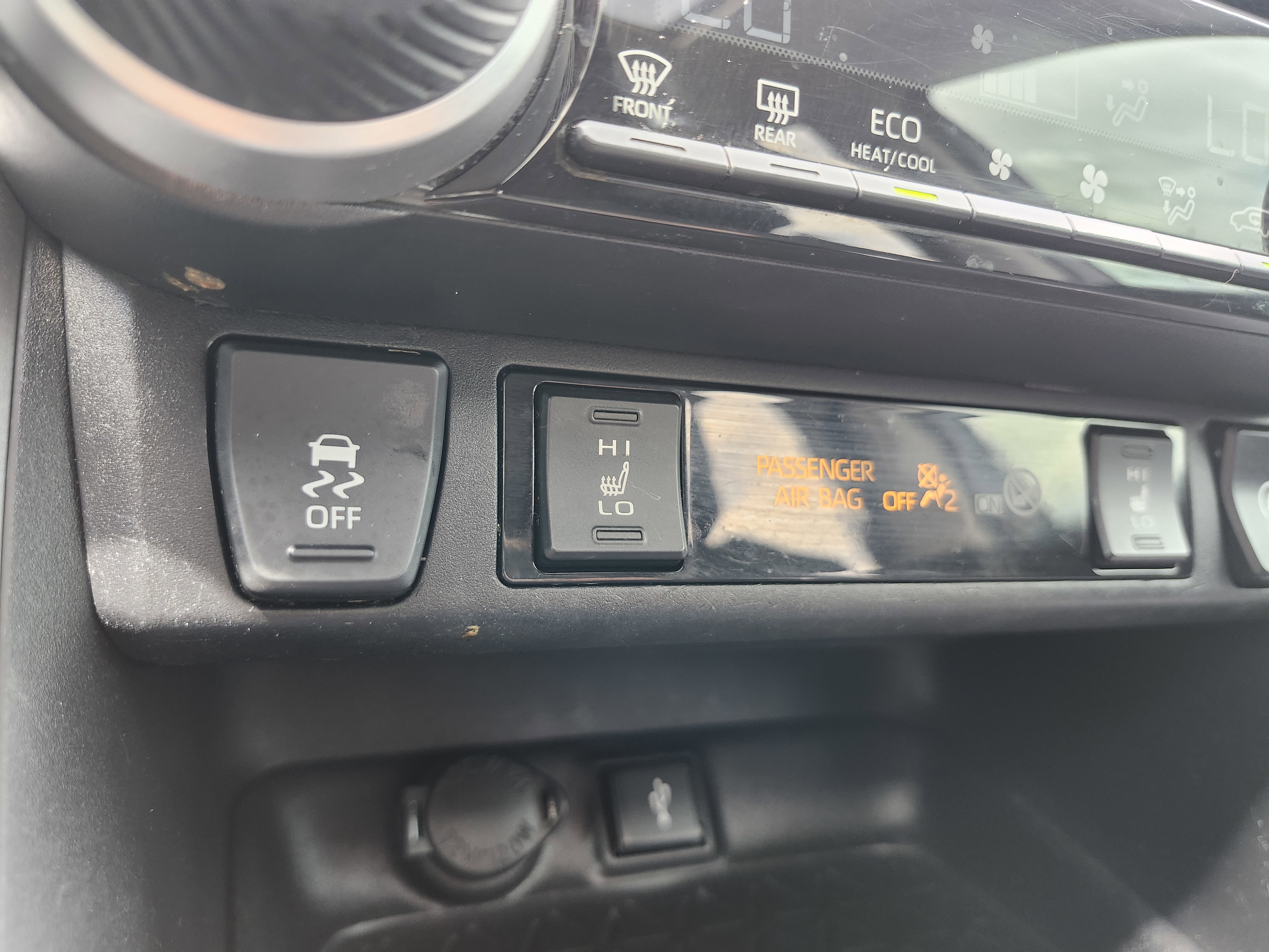 Used 2021 Toyota RAV4 XLE Premium image 9