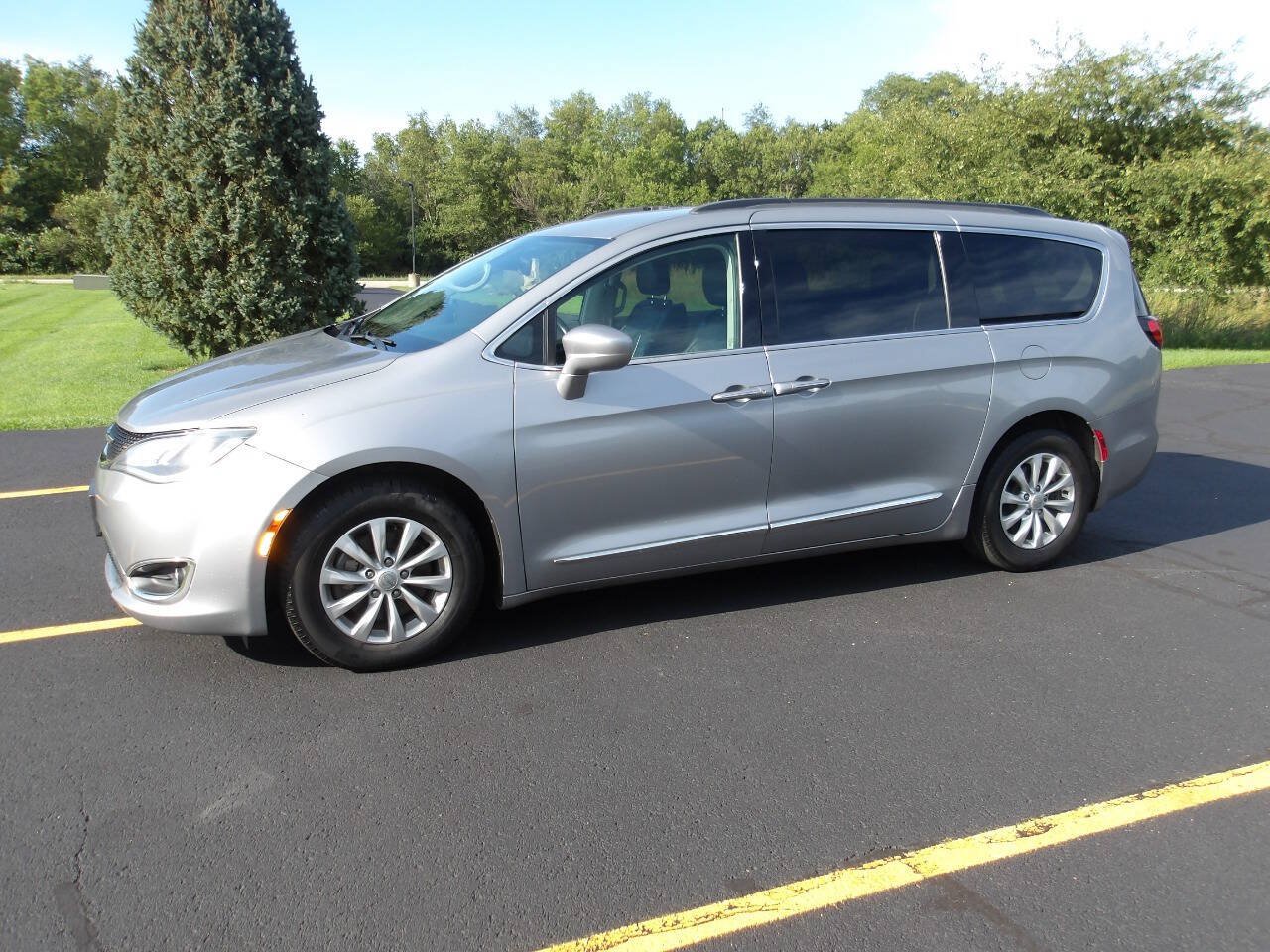 Used 2017 Chrysler Pacifica Touring-L FWD image 9
