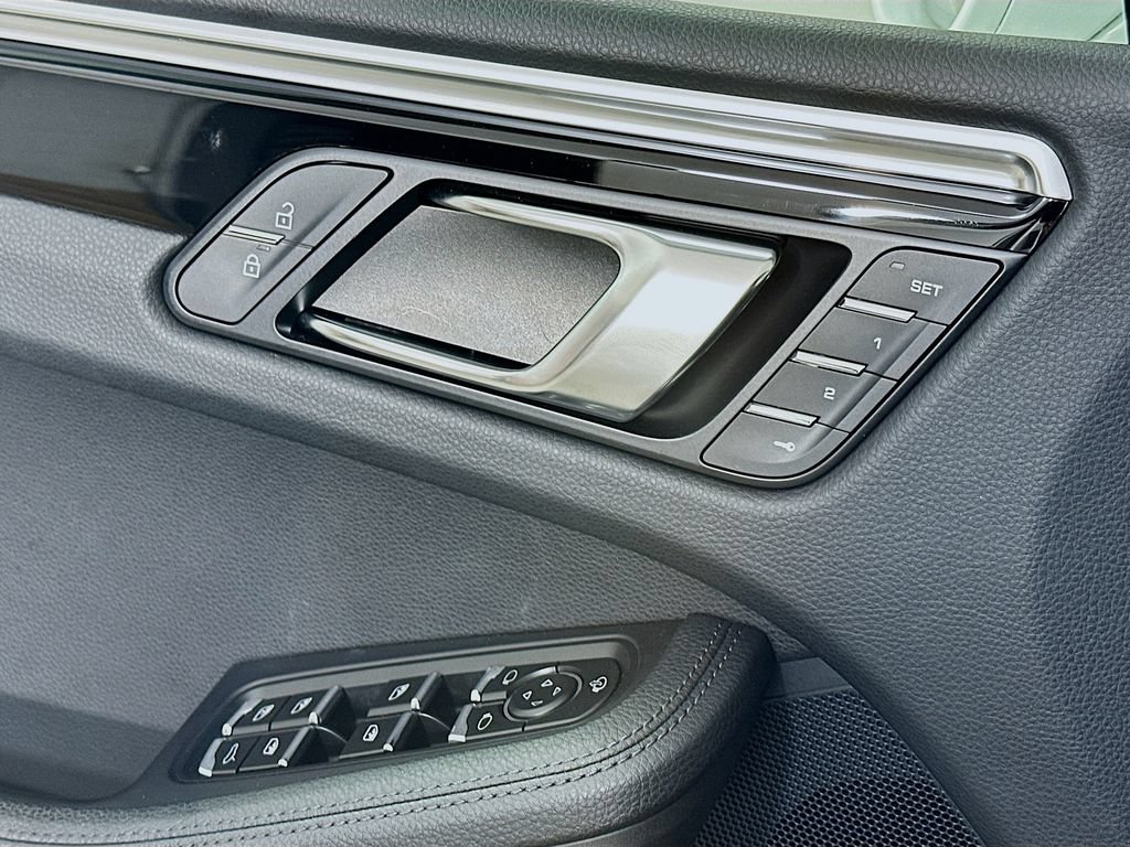 Certified 2022 Porsche Macan AWD/4WD image 20