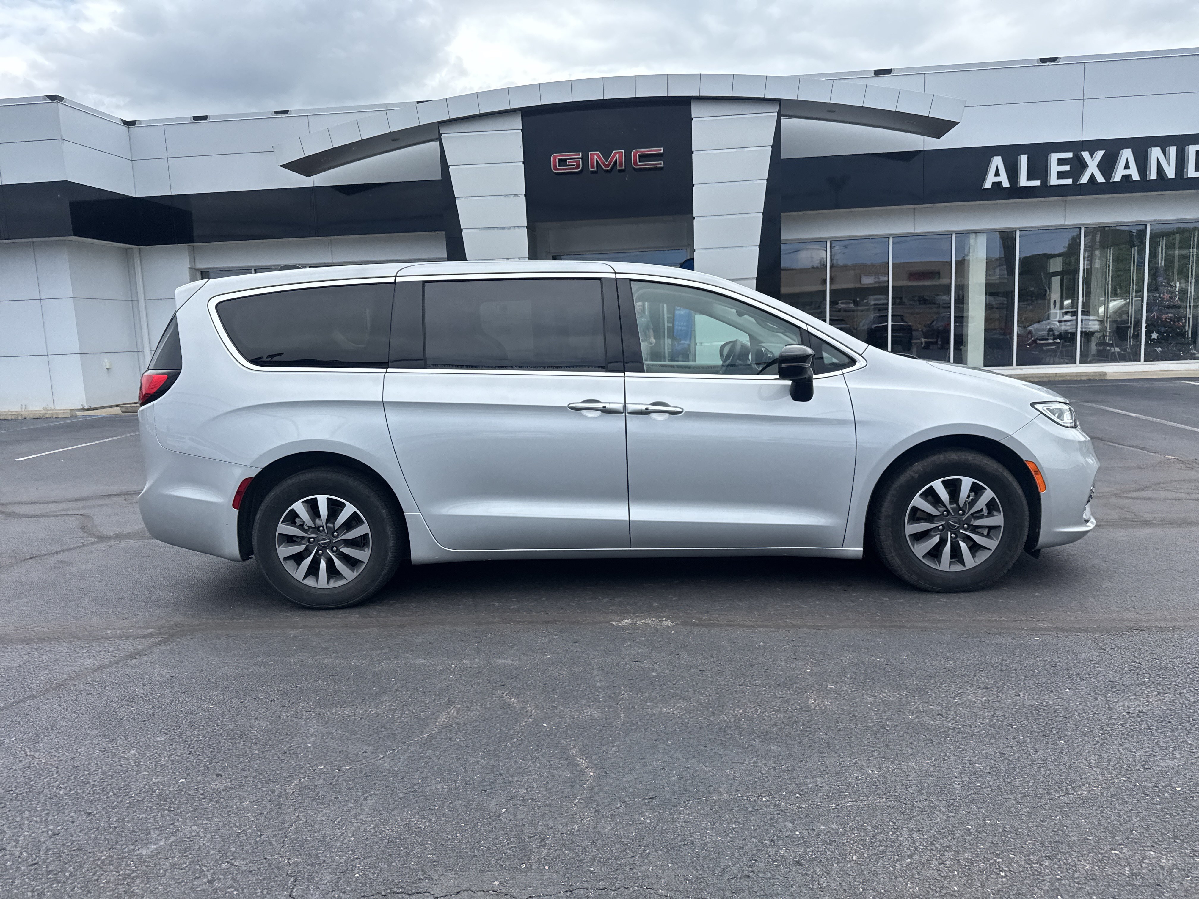 Used 2024 Chrysler Pacifica Limited FWD image 2