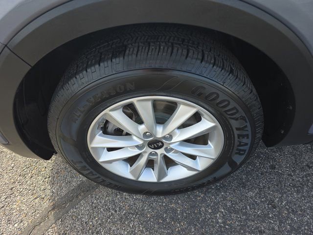 Used 2020 Kia Sorento LX image 9