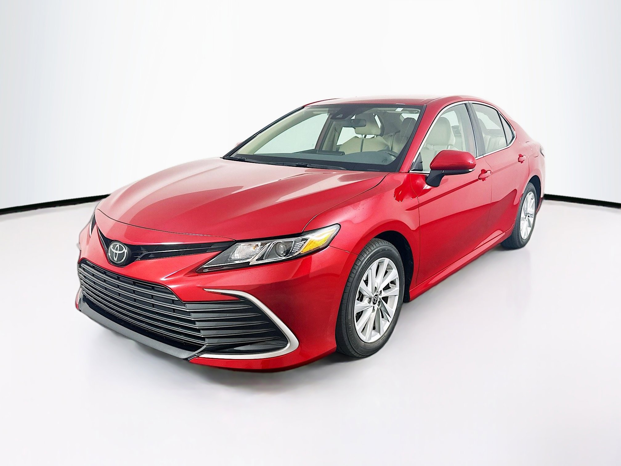 Used 2023 Toyota Camry LE image 3