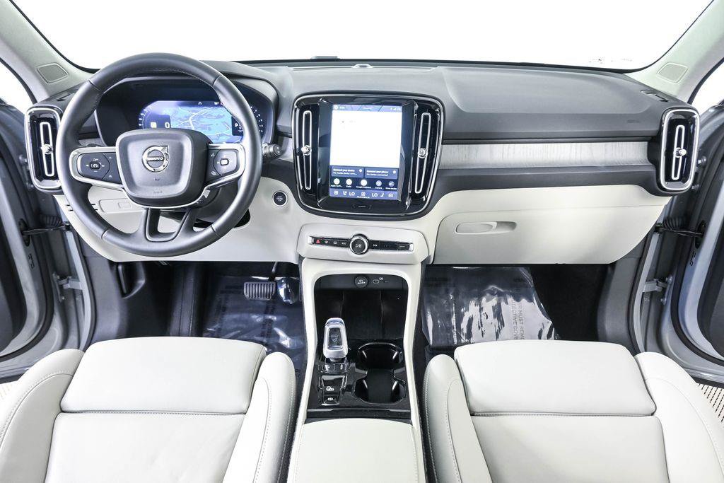 Certified 2026 Volvo XC40 B5 Plus AWD/4WD image 19