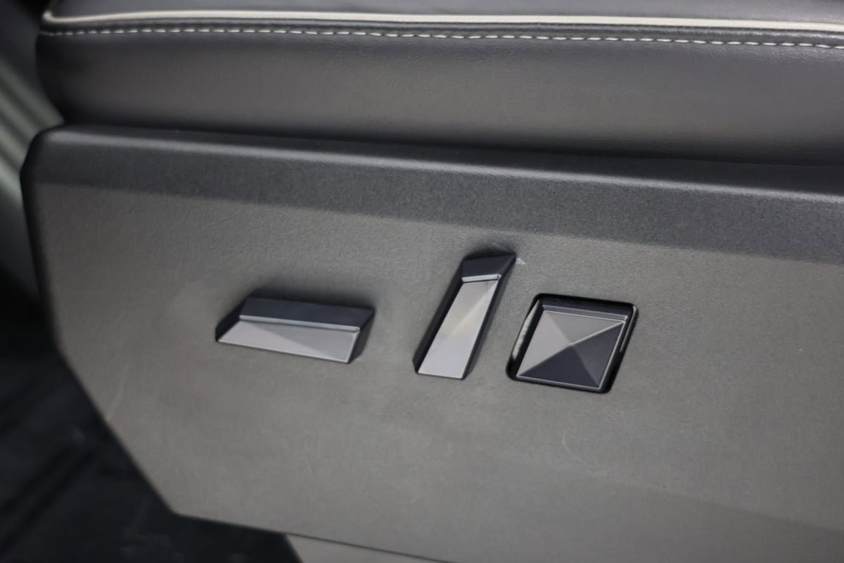 Used 2024 Tesla Cybertruck AWD Crew Cab image 22