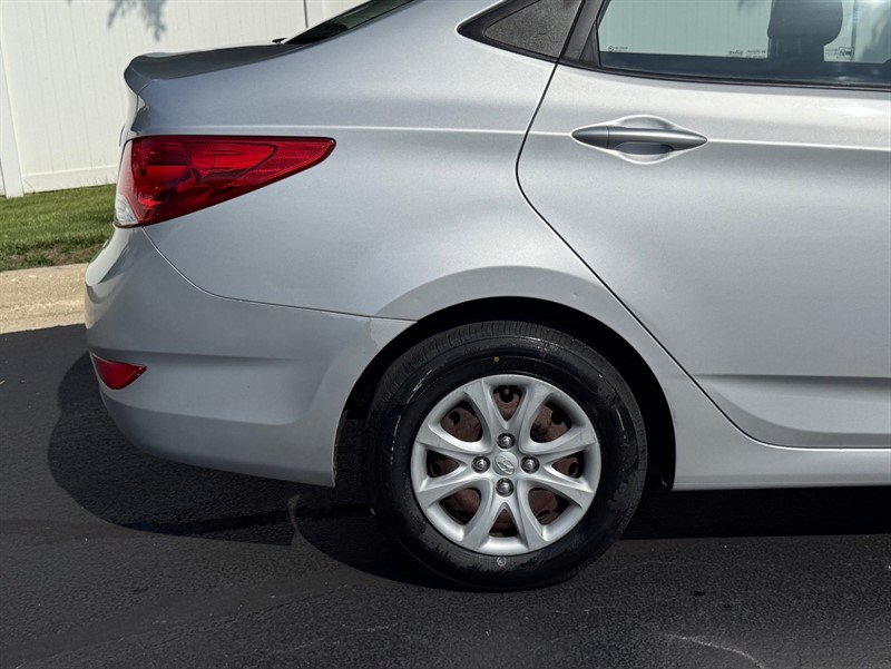 Used 2012 Hyundai Accent GLS FWD image 30