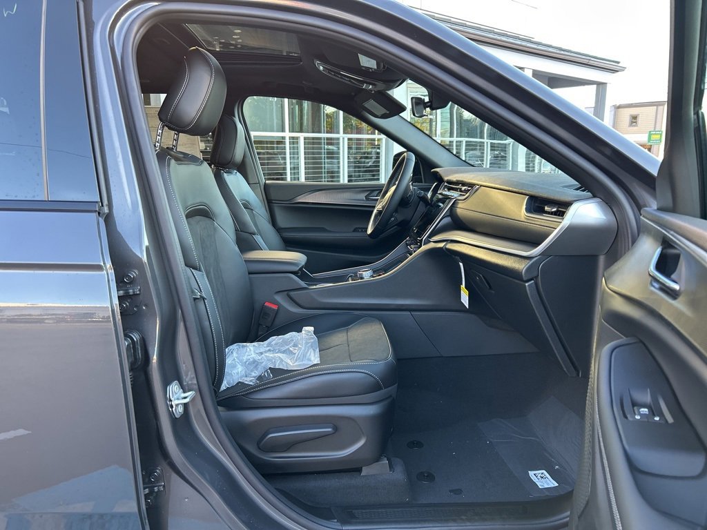 New 2025 Jeep Grand Cherokee Altitude image 8