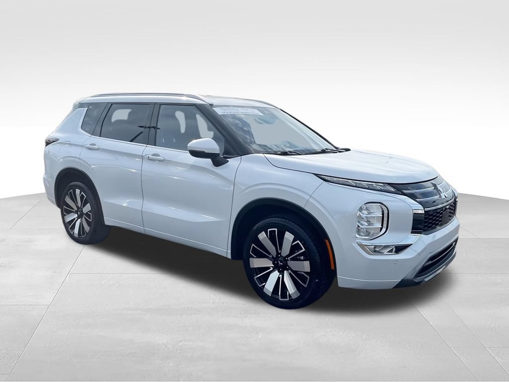 Used 2025 Mitsubishi Outlander SEL FWD image 2