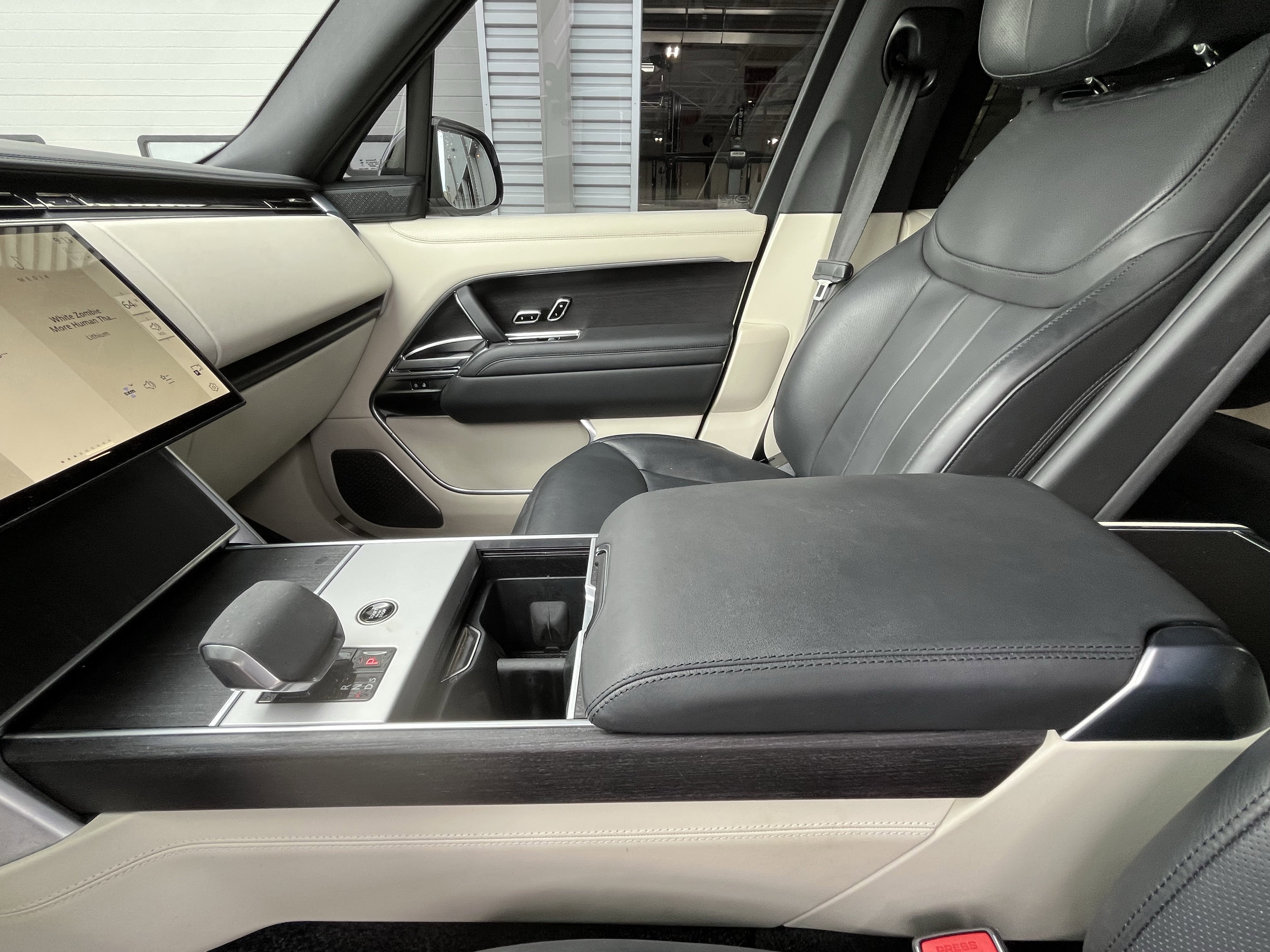 Certified 2024 Land Rover Range Rover Long Wheelbase Autobiography image 22