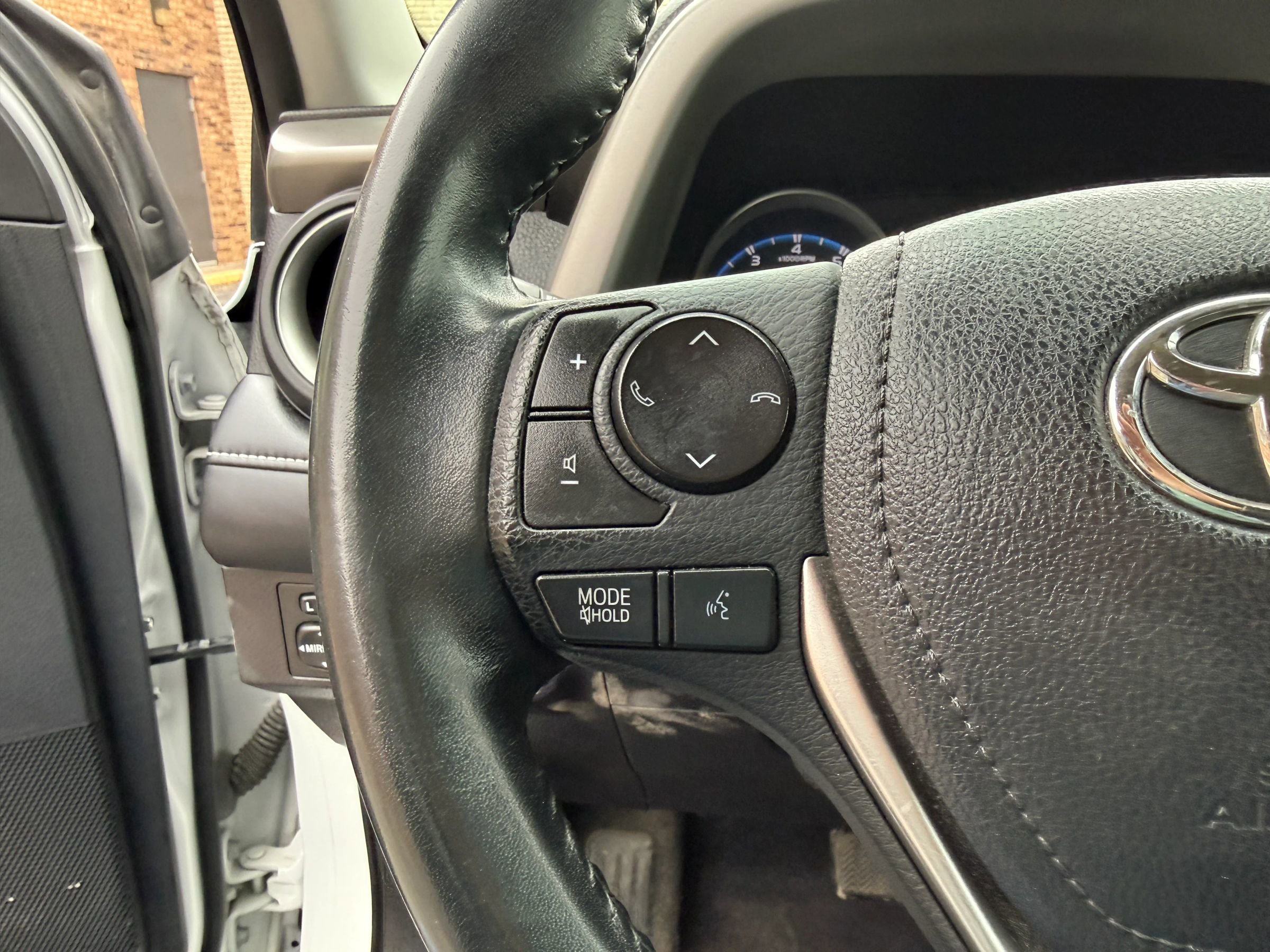 Used 2018 Toyota RAV4 XLE FWD image 20