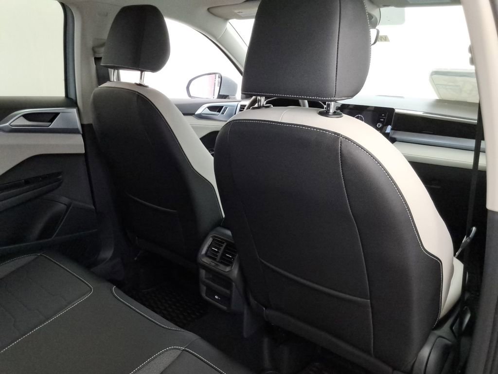 Used 2025 Volkswagen Taos SE image 19