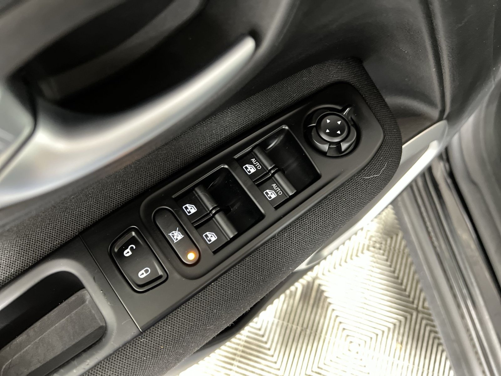 Used 2020 Jeep Renegade Latitude AWD/4WD image 15