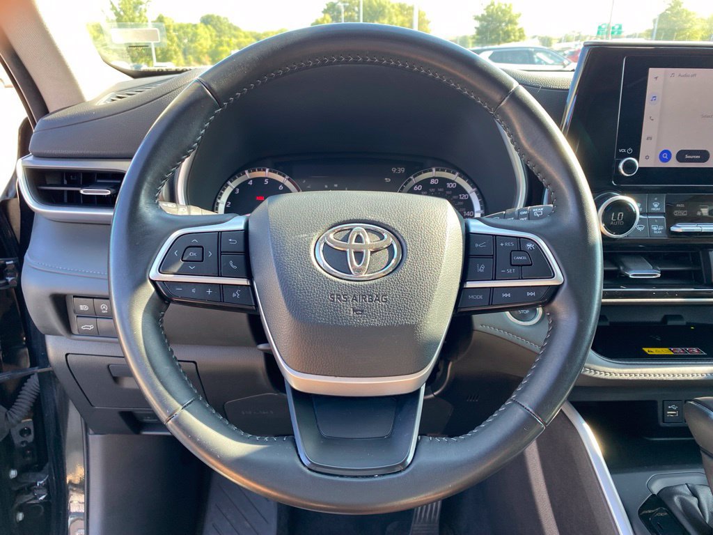 Used 2025 Toyota Highlander XLE AWD/4WD image 12