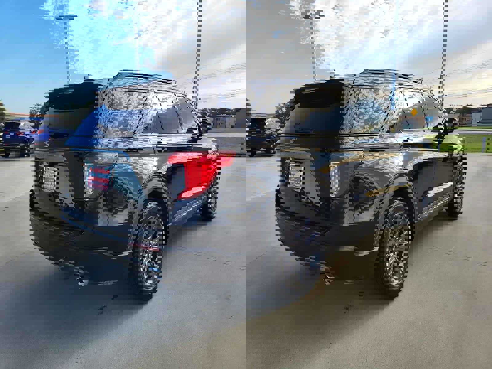 Used 2023 Ford Explorer XLT w/ Equipment Group 202A image 5