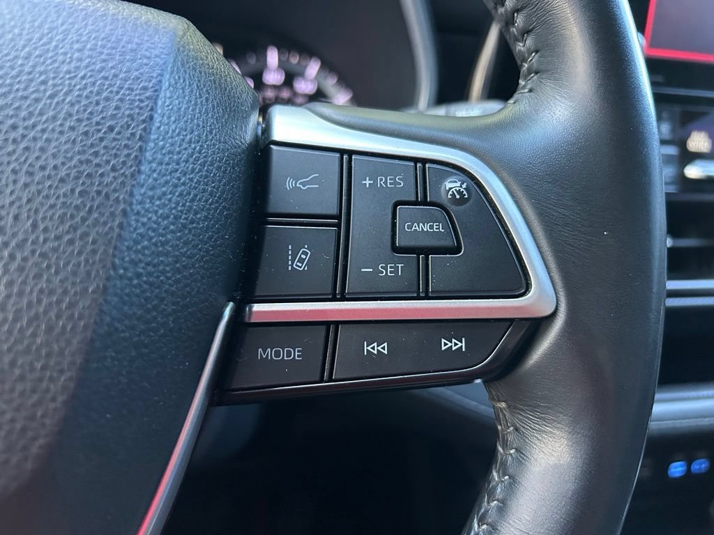 Used 2022 Toyota Highlander XSE FWD image 21