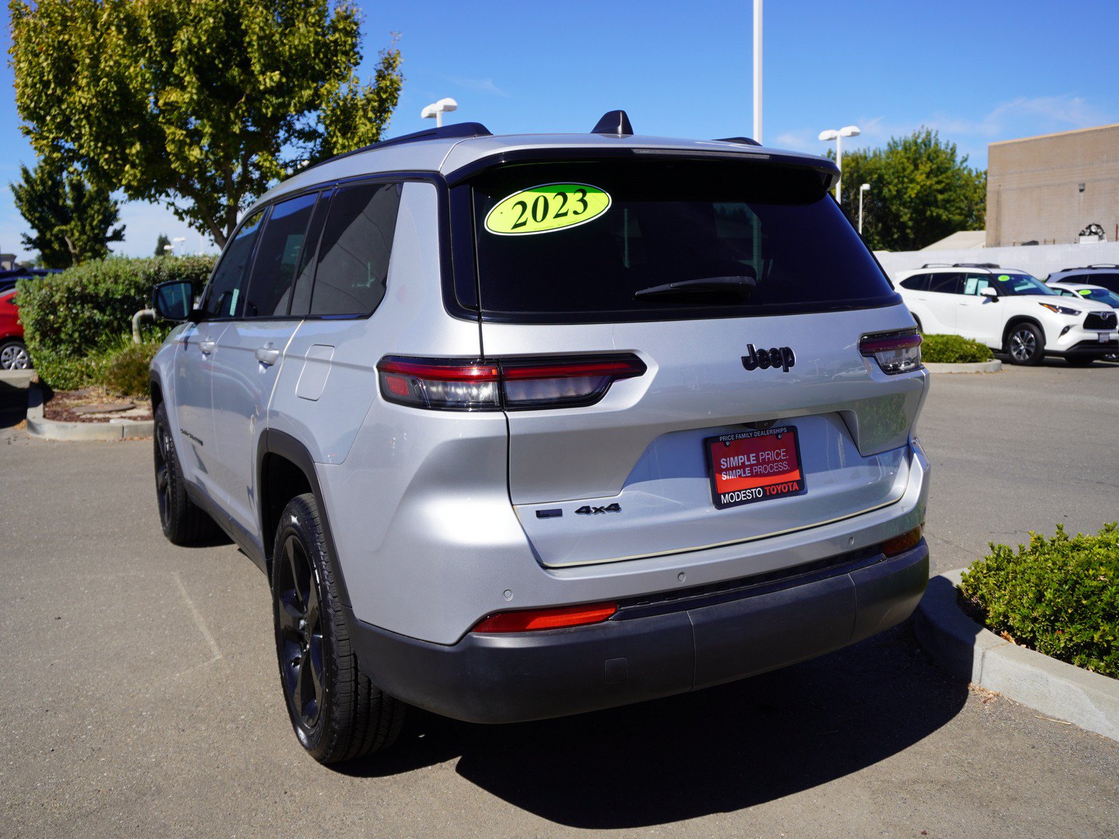 Used 2023 Jeep Grand Cherokee L Laredo AWD/4WD image 9