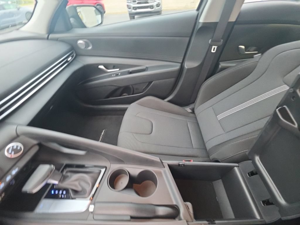 Used 2024 Hyundai Elantra SE FWD image 22