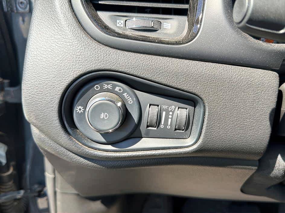 Used 2021 Jeep Renegade Latitude w/ Convenience Group AWD/4WD image 17