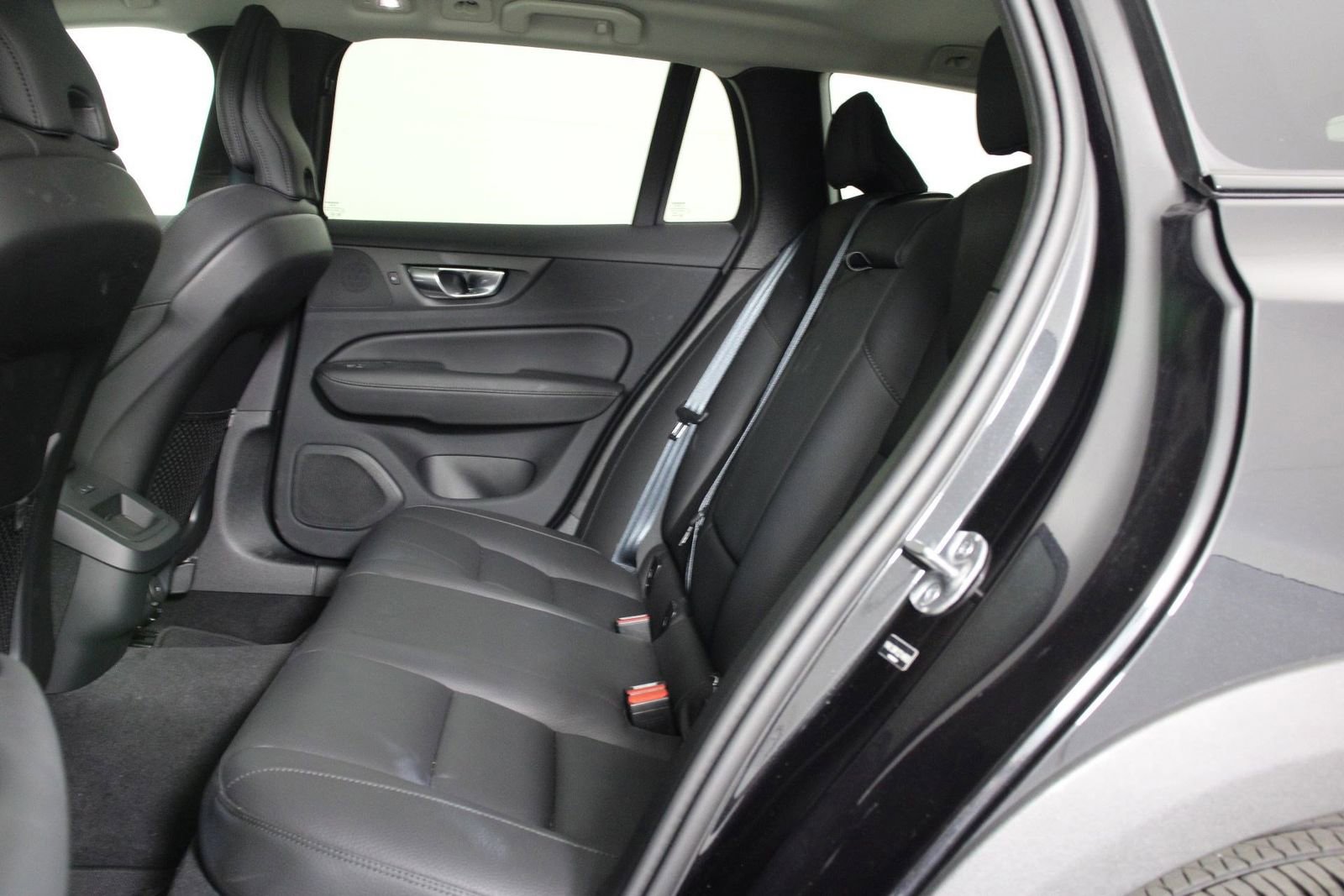 Certified 2025 Volvo V60 B5 Cross Country Plus image 32