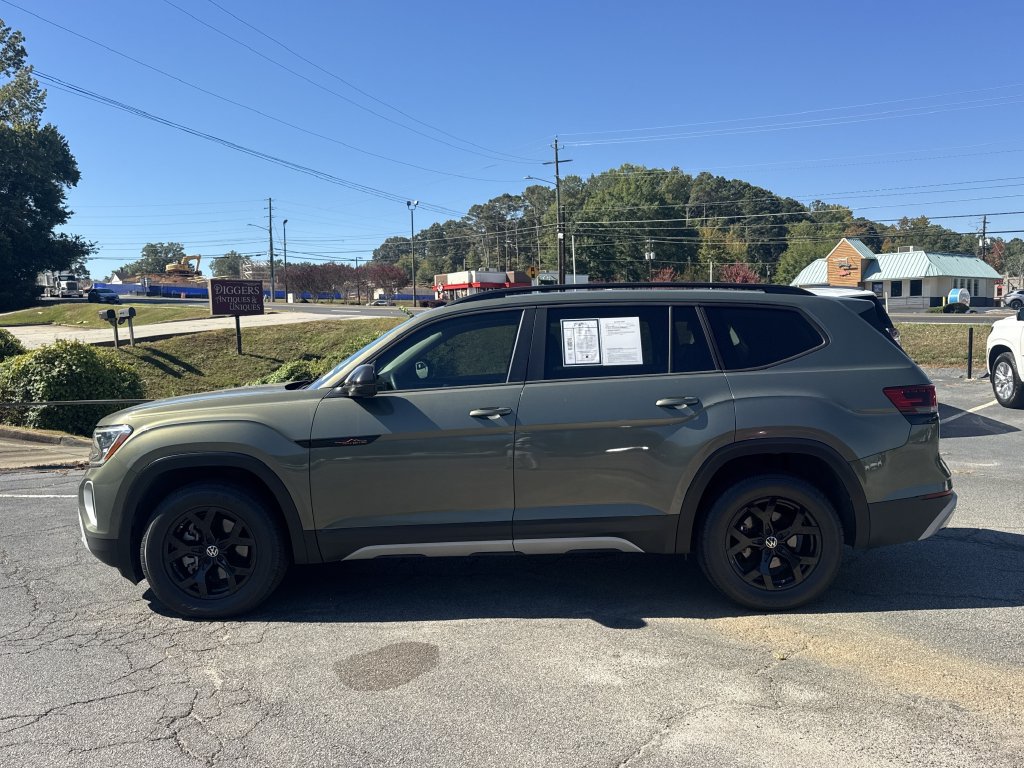 Used 2024 Volkswagen Atlas Peak Edition SE AWD/4WD image 4