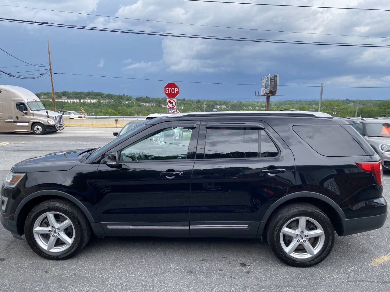 Used 2017 Ford Explorer XLT w/ Equipment Group 202A AWD/4WD image 8