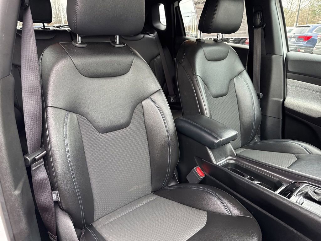 Used 2025 Jeep Compass Latitude image 27