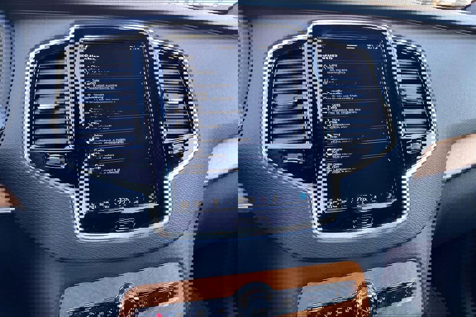 Used 2023 Volvo XC90 T8 Plus w/ Protection Package Premier image 39