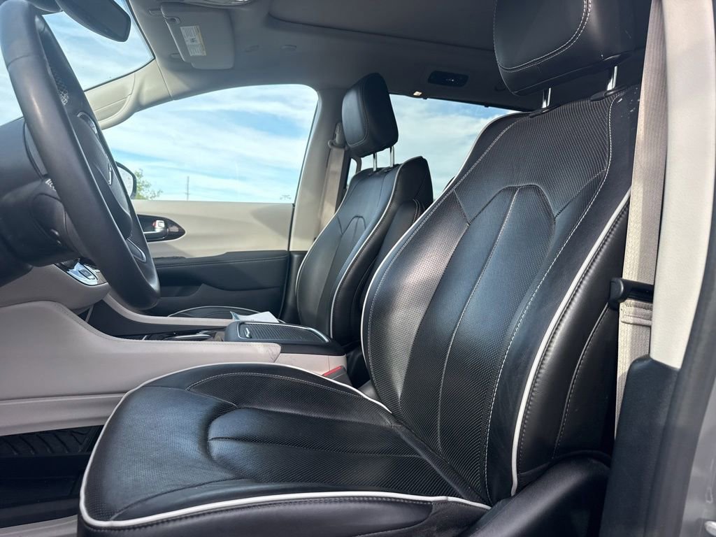 Used 2023 Chrysler Pacifica Limited AWD/4WD image 9