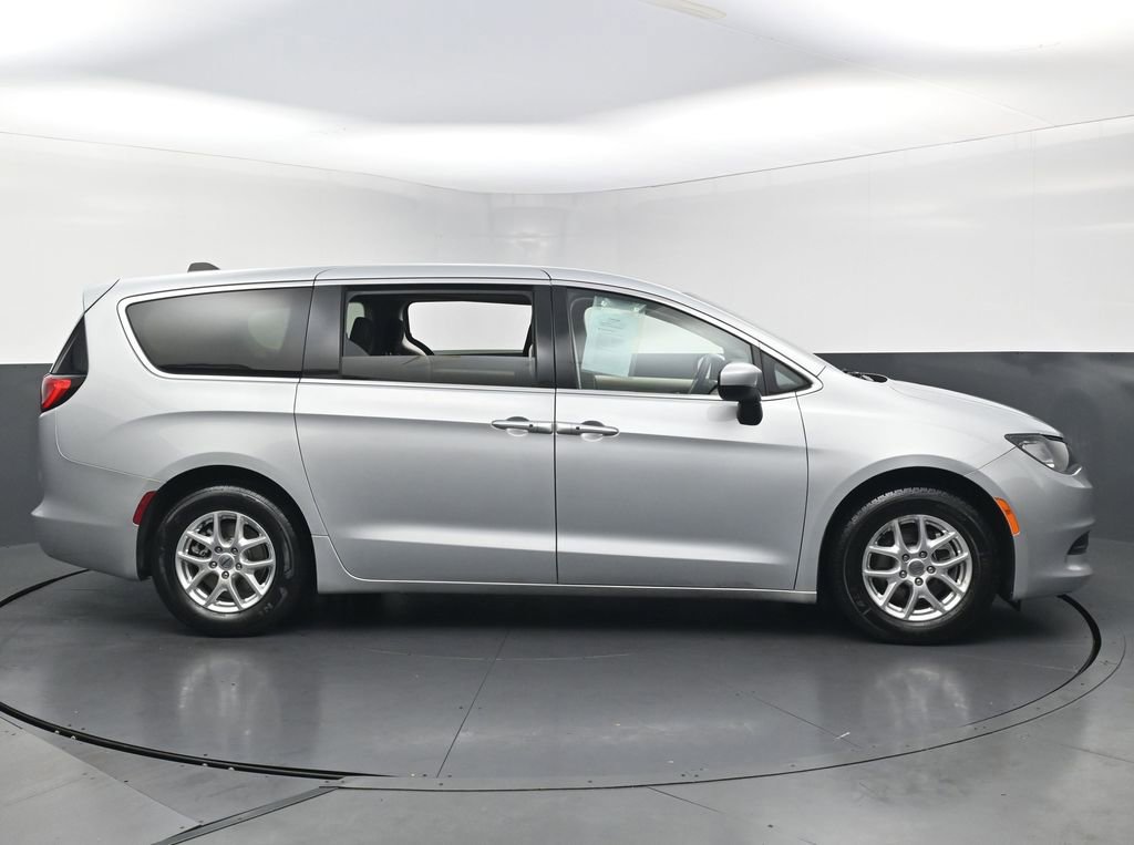 Used 2022 Chrysler Voyager LX FWD image 6
