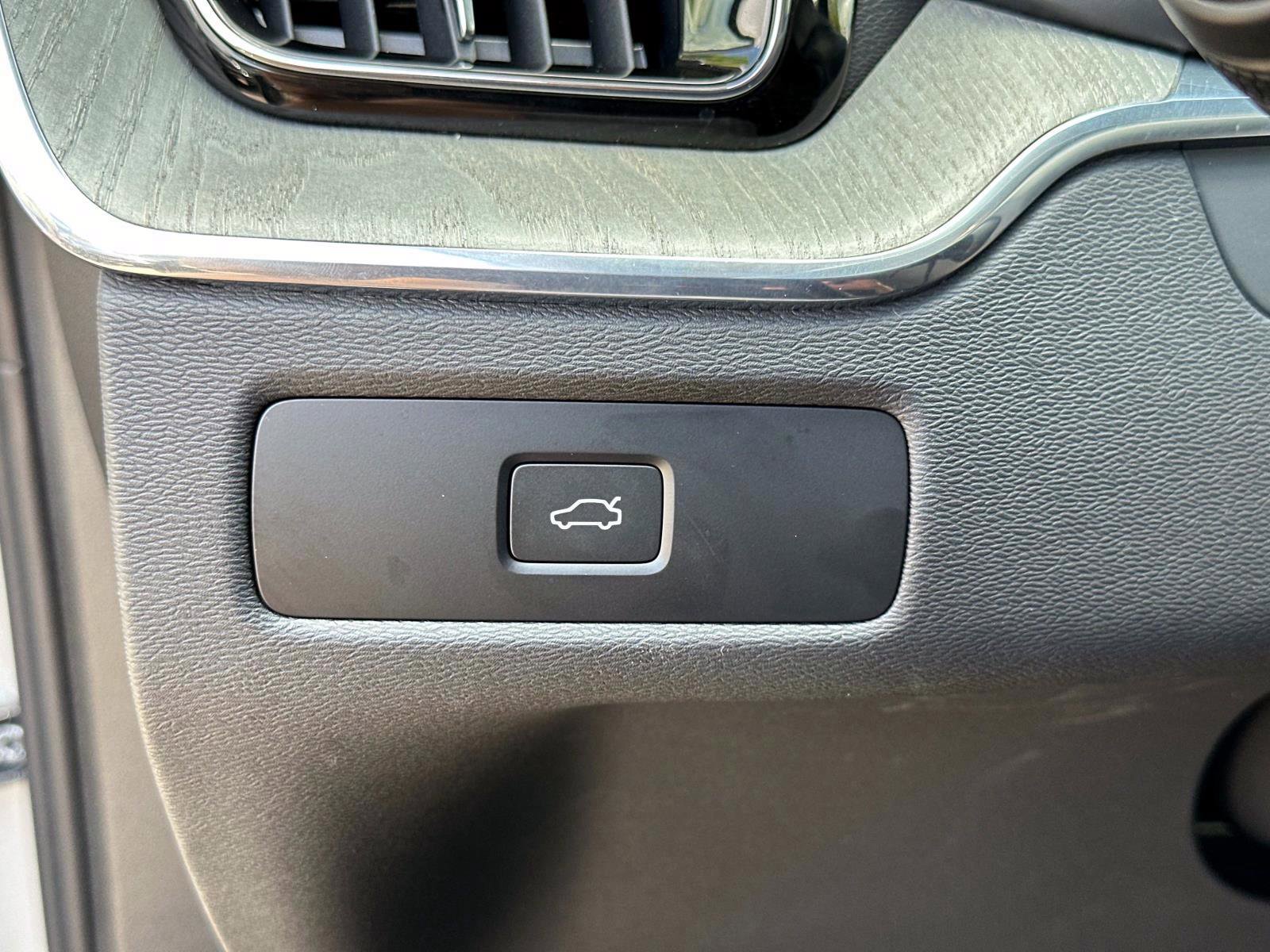 Certified 2025 Volvo XC60 B5 Plus image 29