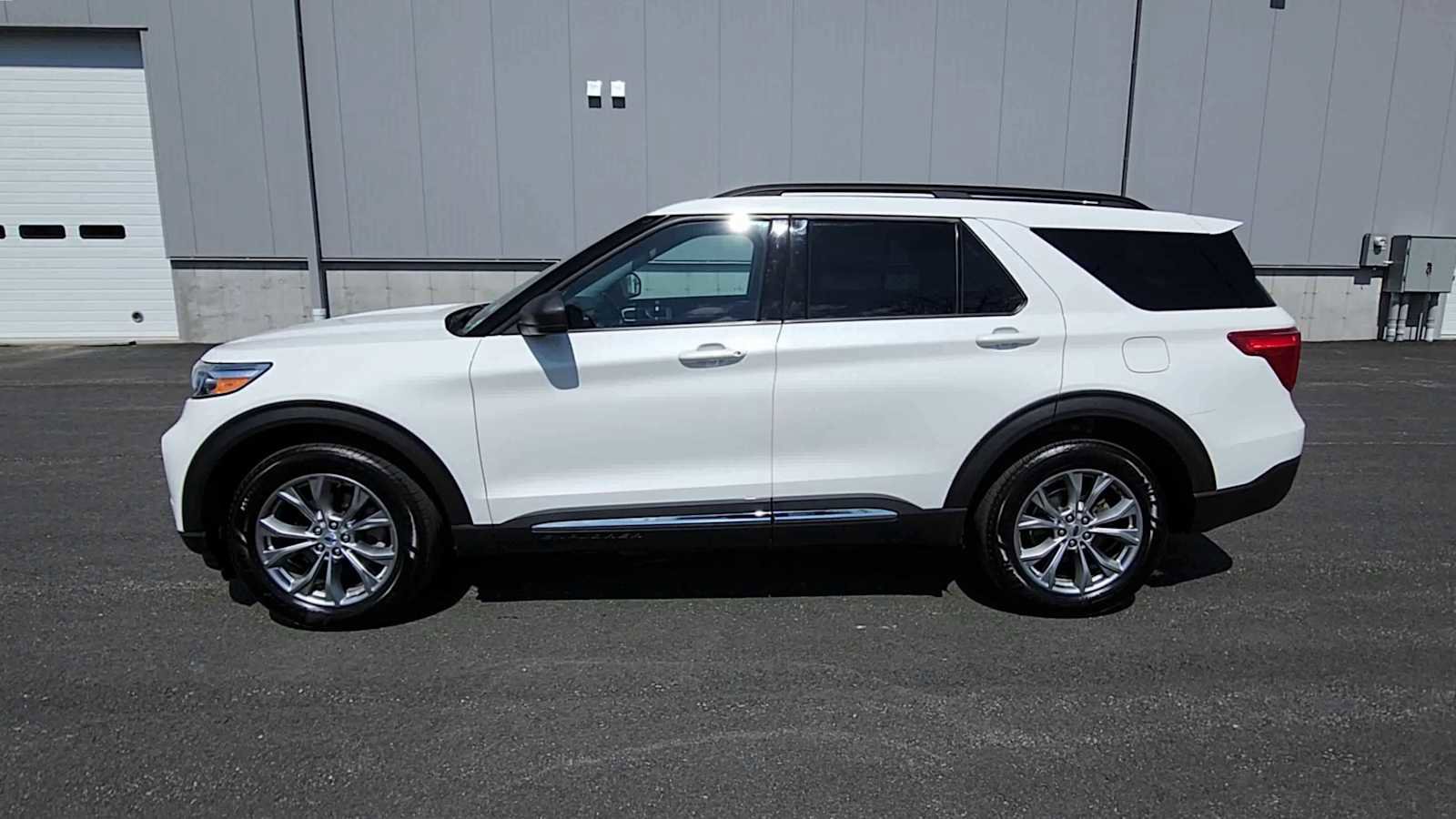 Used 2022 Ford Explorer XLT w/ Equipment Group 202A AWD/4WD image 5