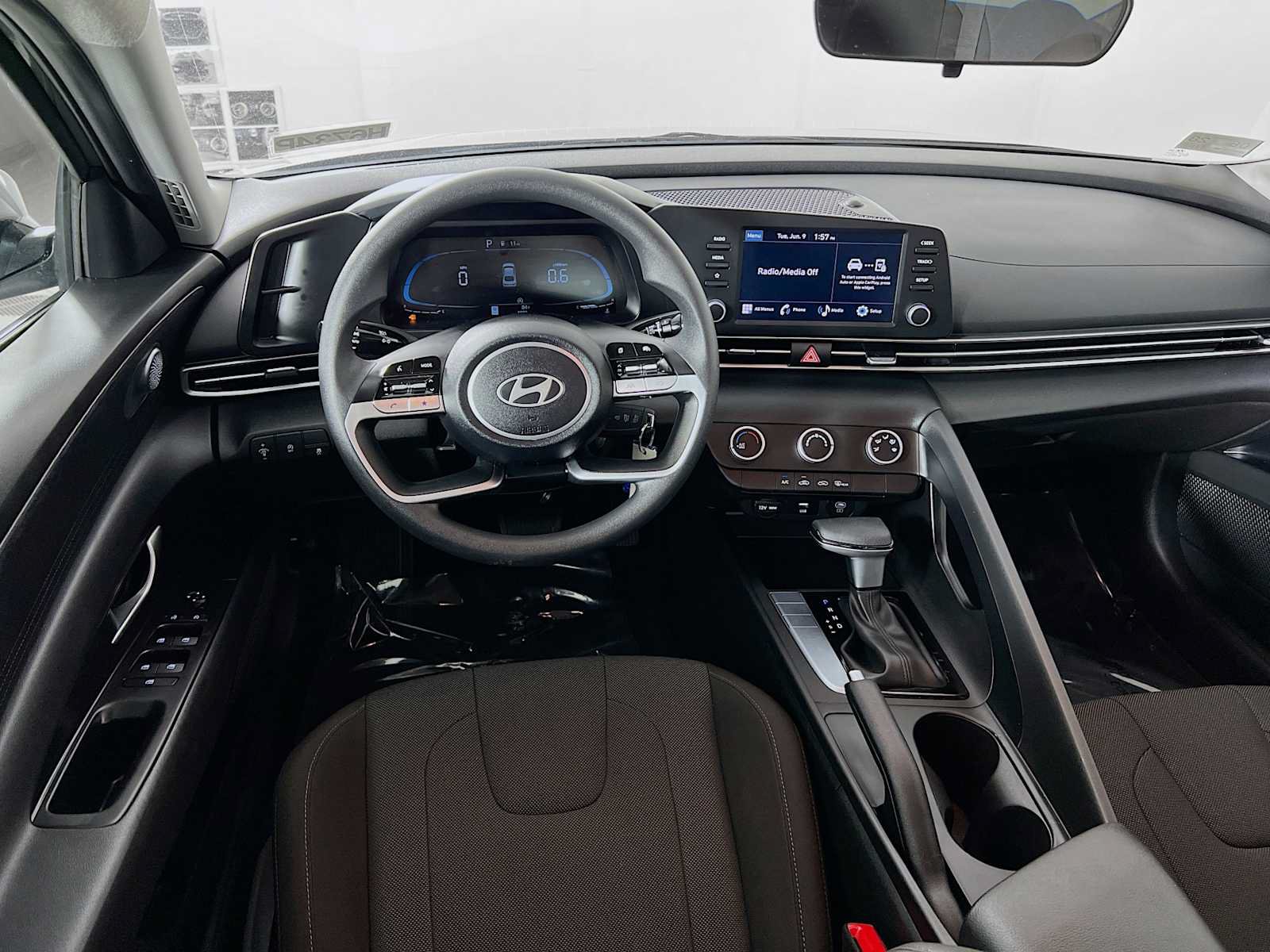 Certified 2025 Hyundai Elantra SE FWD image 21