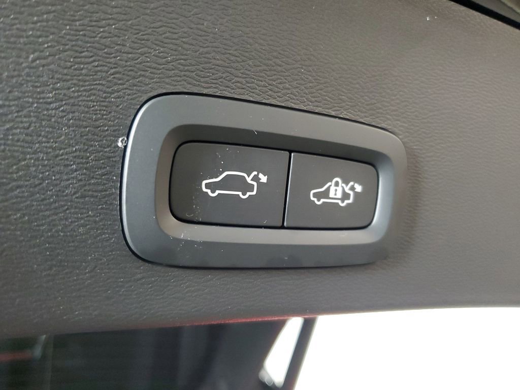 Certified 2023 Volvo XC40 B5 Plus w/ Protection Package Premier image 12