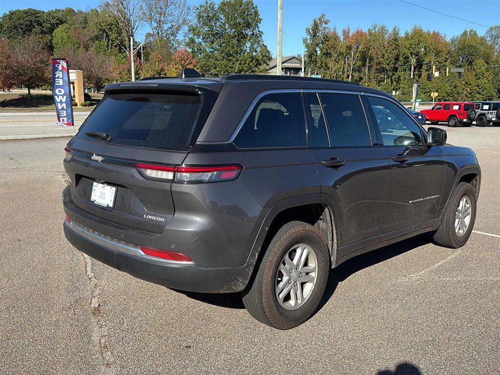Used 2025 Jeep Grand Cherokee Laredo RWD image 3