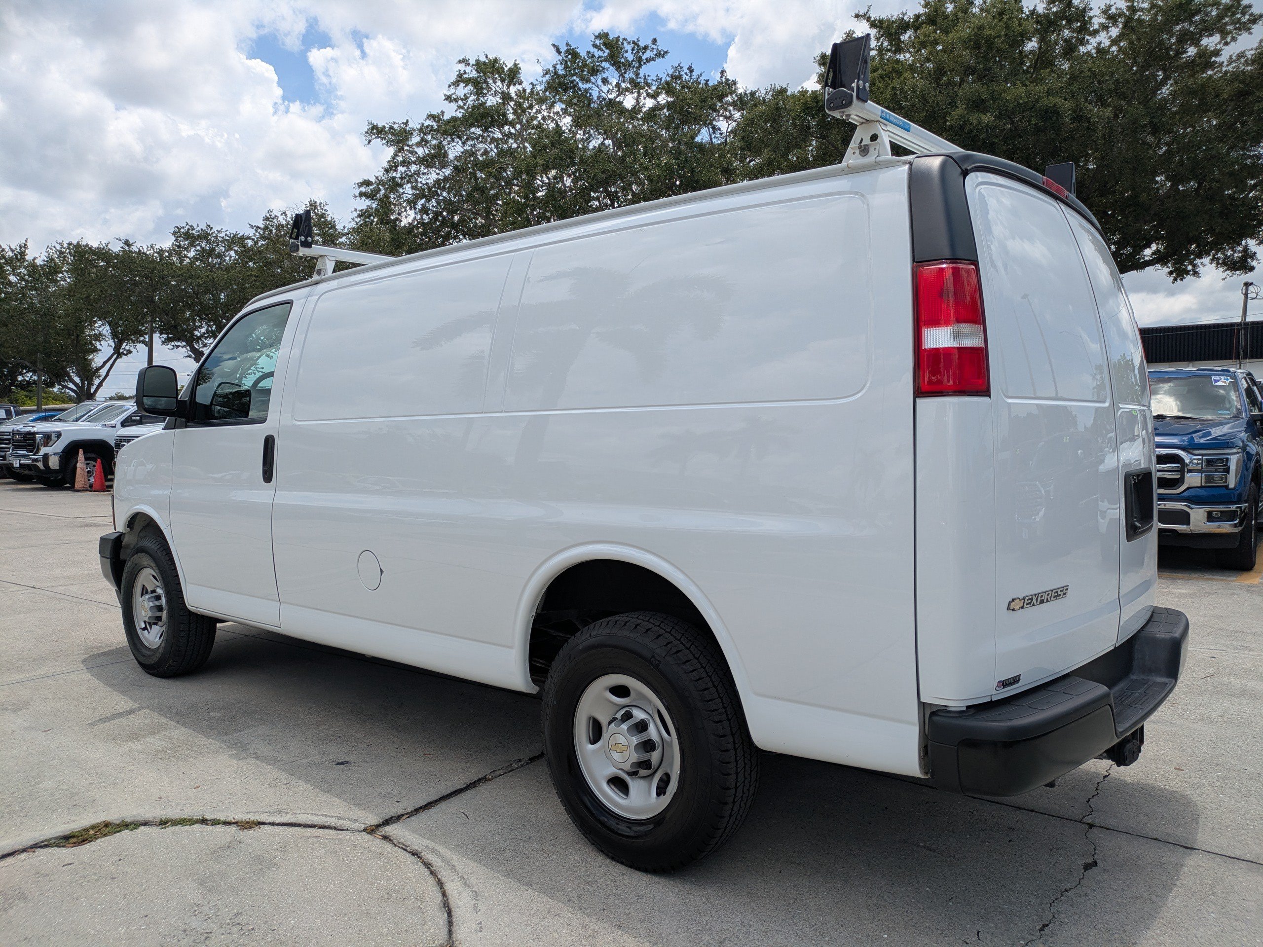 Used 2024 Chevrolet Express 2500 w/ Driver Convenience Package RWD image 6