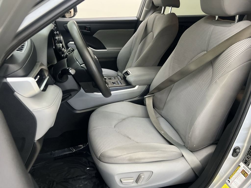 Used 2020 Toyota Highlander L image 11