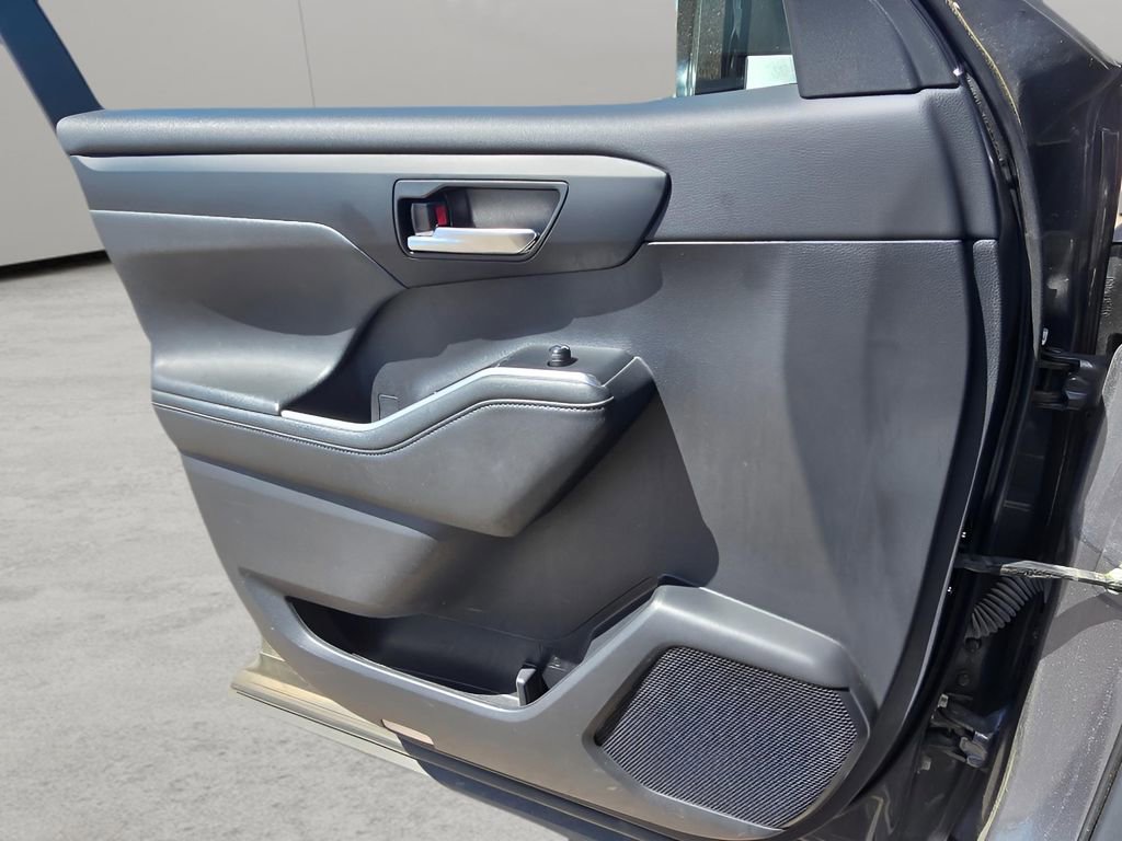 Used 2021 Toyota Highlander XLE AWD/4WD image 24