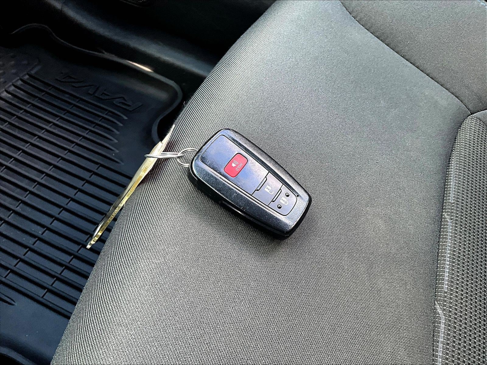 Used 2022 Toyota RAV4 SE AWD/4WD image 34