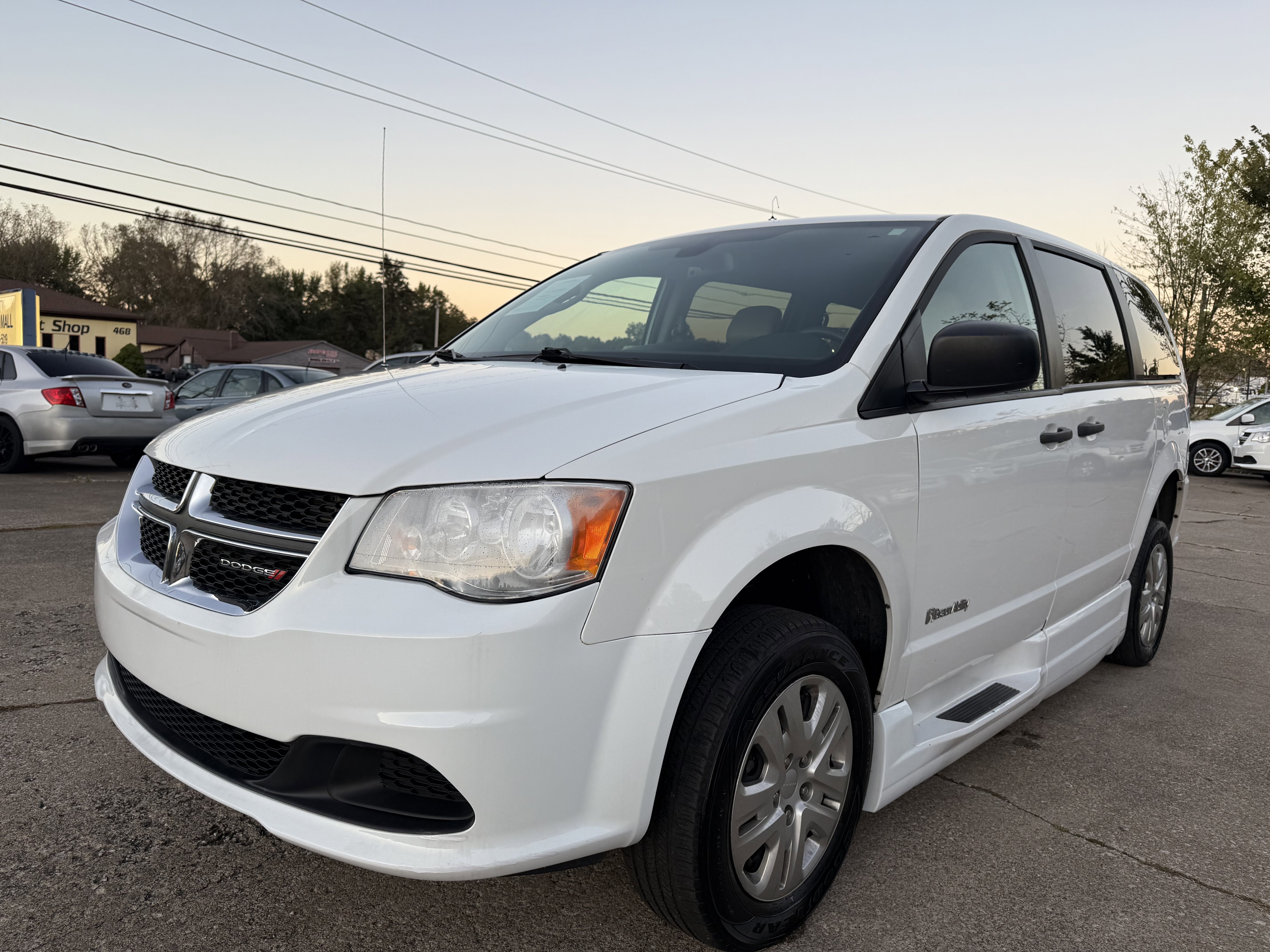 Used 2019 Dodge Grand Caravan SE image 2