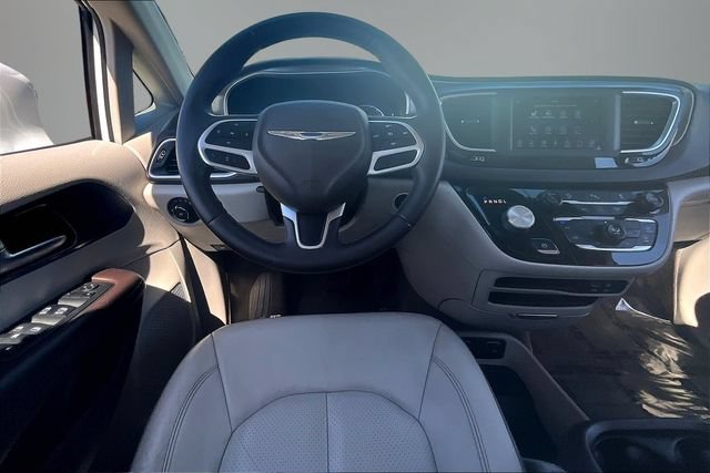 Used 2018 Chrysler Pacifica Touring-L FWD image 8