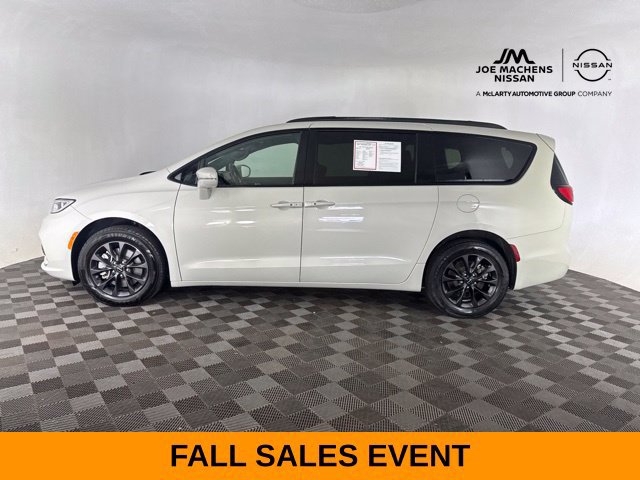 Used 2021 Chrysler Pacifica Limited w/ Uconnect Theater Family Group AWD/4WD image 17